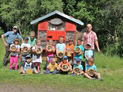 Kita Selbach am Wildbienenhotel