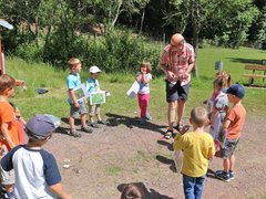 Kita Selbach am Wildbienenhotel