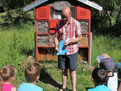 Kita Selbach am Wildbienenhotel